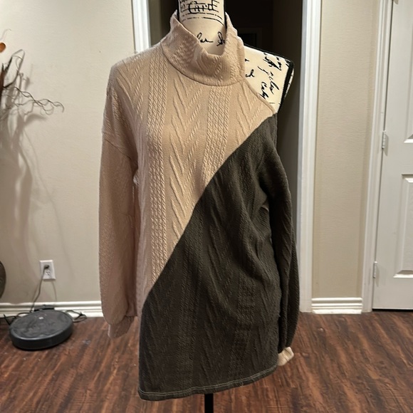 Super cute Batman/gray cold shoulder sweater - Picture 1 of 2